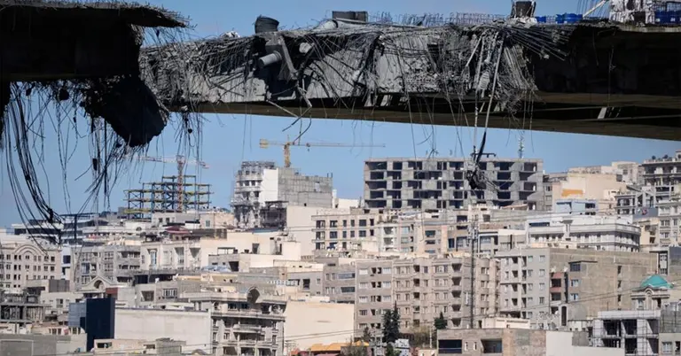 তেহরানের পশ্চিমে কারাজ শহরে মার্কিন বিমান হামলায় ক্ষতিগ্রস্ত সেতু